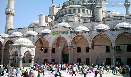 Blue Mosque Courtyard, Istanbul. Randam | Wikimedia