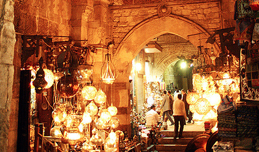 Khan el-Khalili, a souk-market in Old Cairo, Egypt. By Joelsuganth [CC-BY-SA-3.0 or GFDL], via Wikimedia Commons