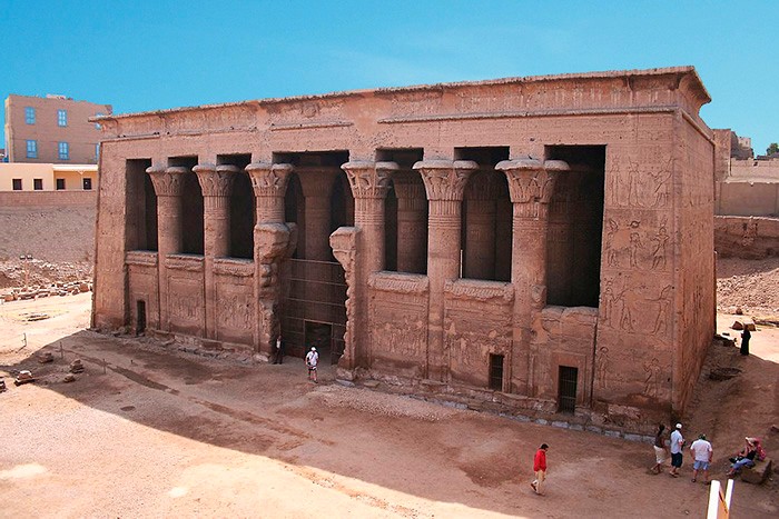 Temple of Khnum at Esna, Egypt. Photo by Steve F-E-Cameron, Wikimedia Commons.