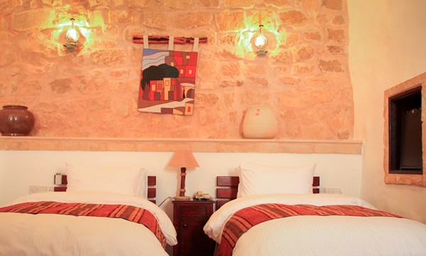 Hyatt Zaman, Petra