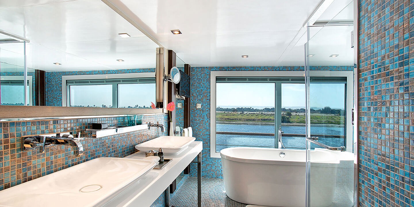 Luxury Suite bathroom